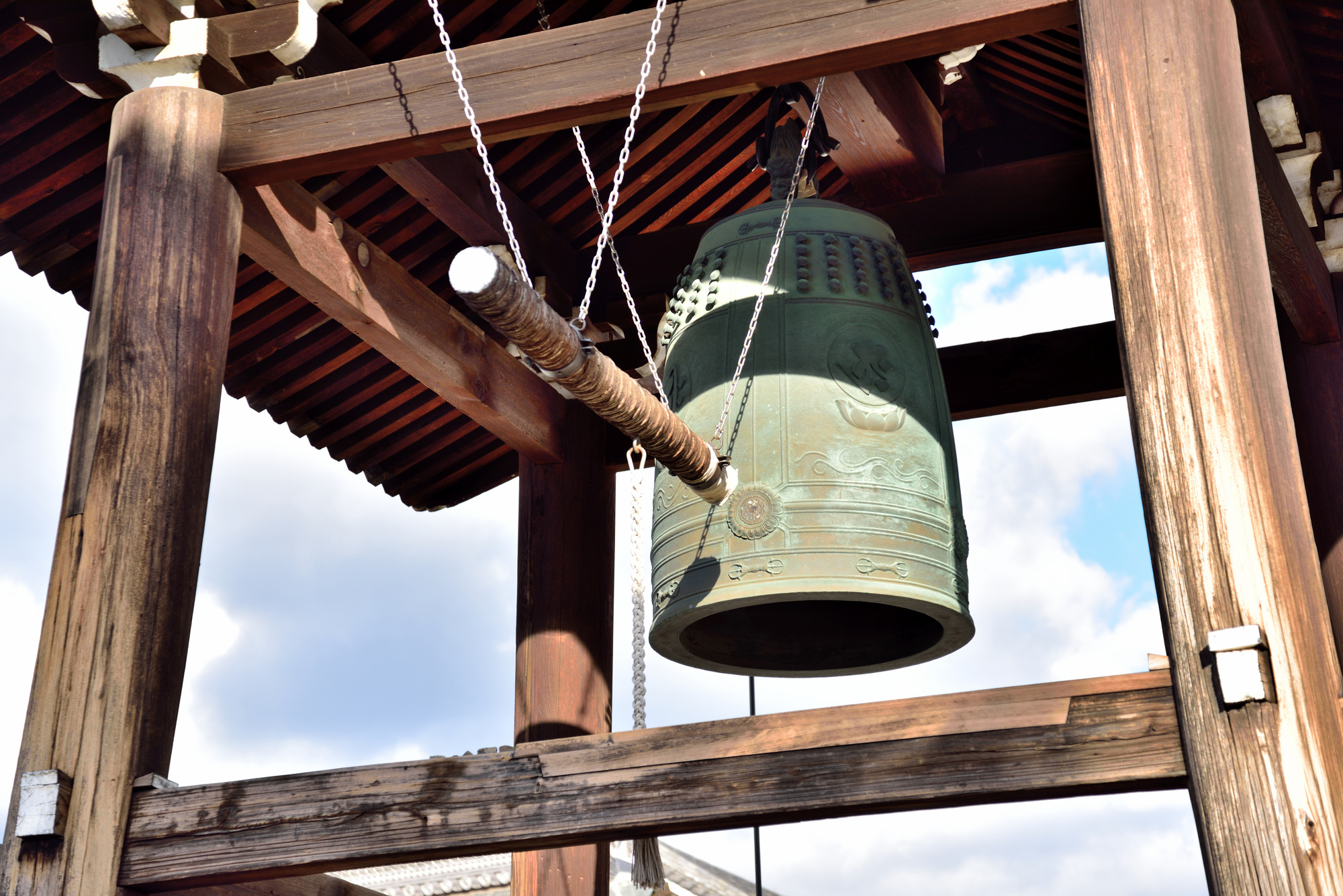人々の心に響く鐘の音。仏教のお寺で鐘をつく意味とは？ RIYAK